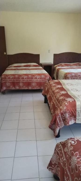 Classic Quadruple Room room - Image 2