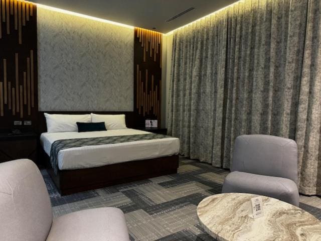 Deluxe Suite with Spa Bath room - Image 2