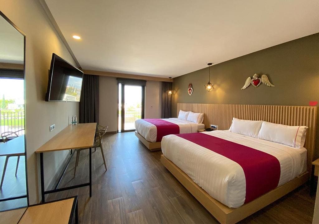 Standard Queen Room with Two Queen Beds - Non-Smoking room - Image 3