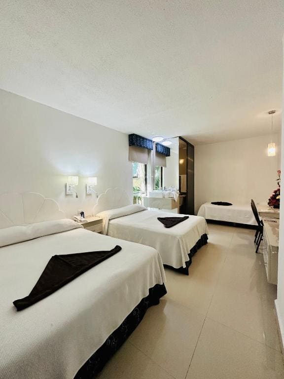 Superior Triple Room room - Image 3