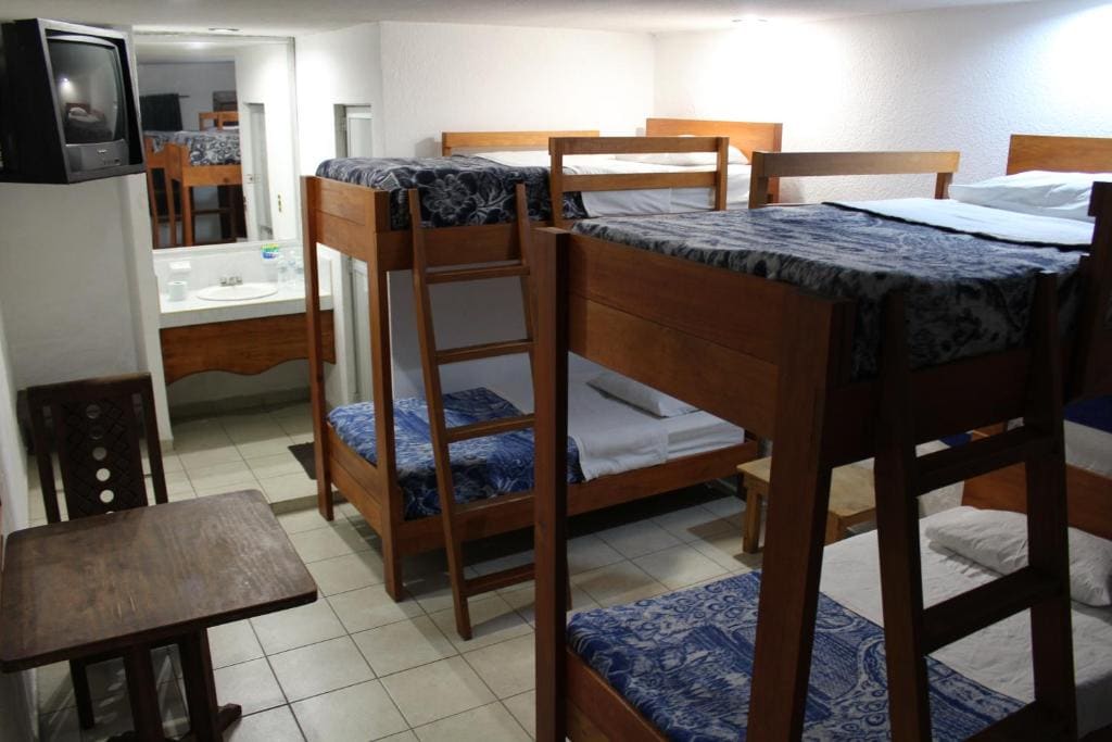 Economy Quadruple Room room - Image 3