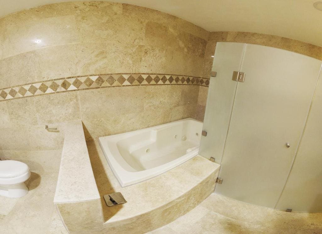 Deluxe Suite with Spa Bath room - Image 3