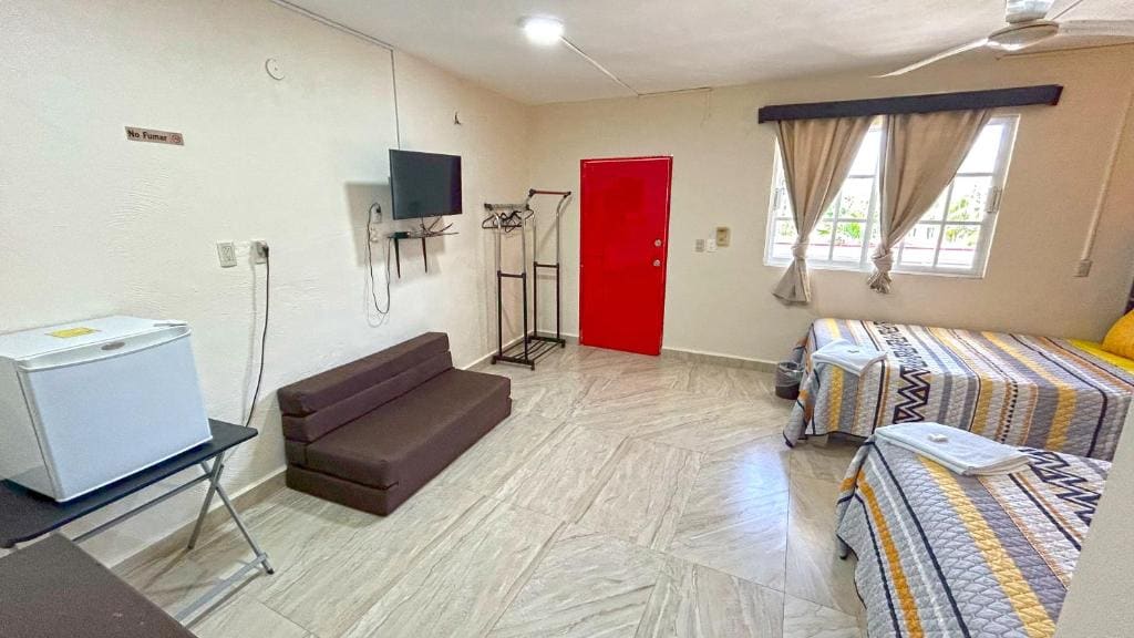 Standard Family Room room - Image 2