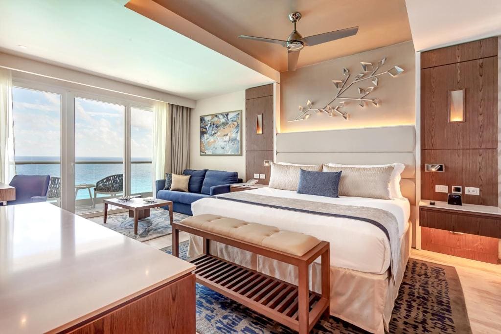 Luxury Chairman's Three Bedroom Suite Ocean Front Diamond Club room - Image 1