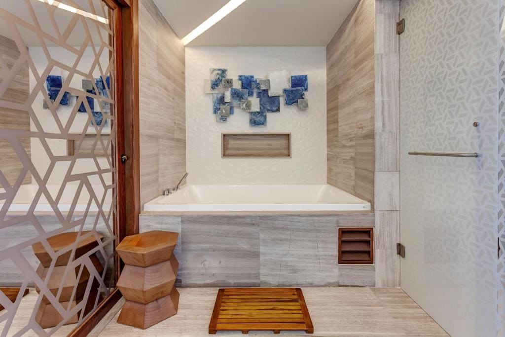 Luxury Chairman's Three Bedroom Suite Ocean Front Diamond Club room - Image 2