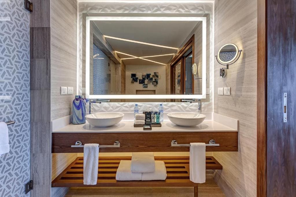 Luxury Chairman's Two Bedroom Suite Ocean Front Diamond Club room - Image 3