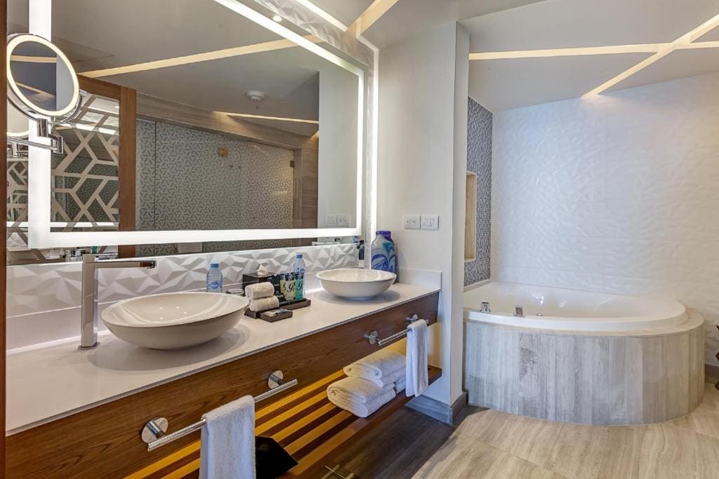 Luxury Chairman's Two Bedroom Suite Ocean Front Diamond Club room - Image 1