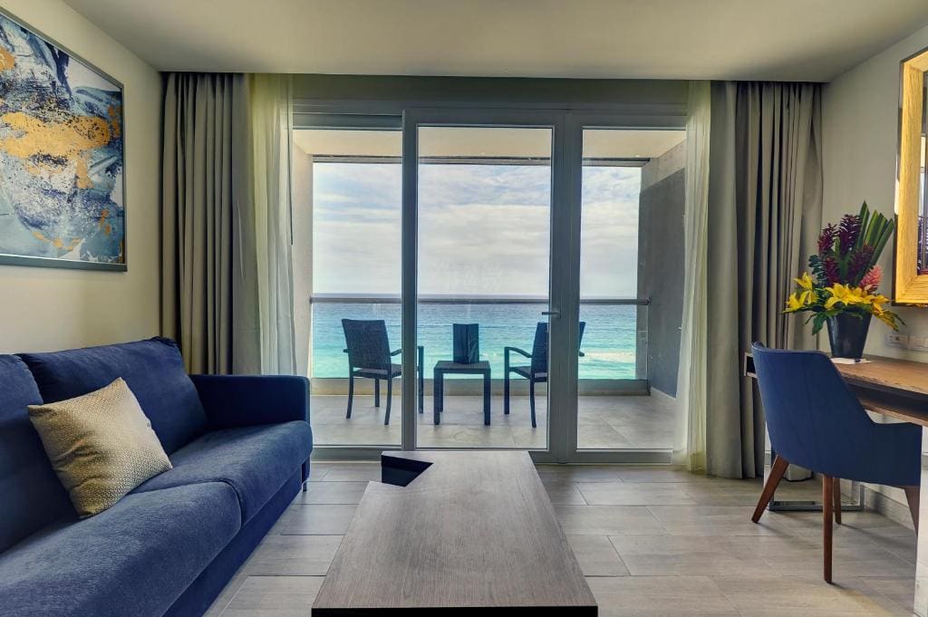 Luxury Junior Suite Ocean Front Diamond Club room - Image 1
