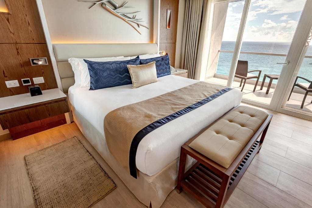 Luxury Junior Suite Ocean Front Diamond Club room - Image 2