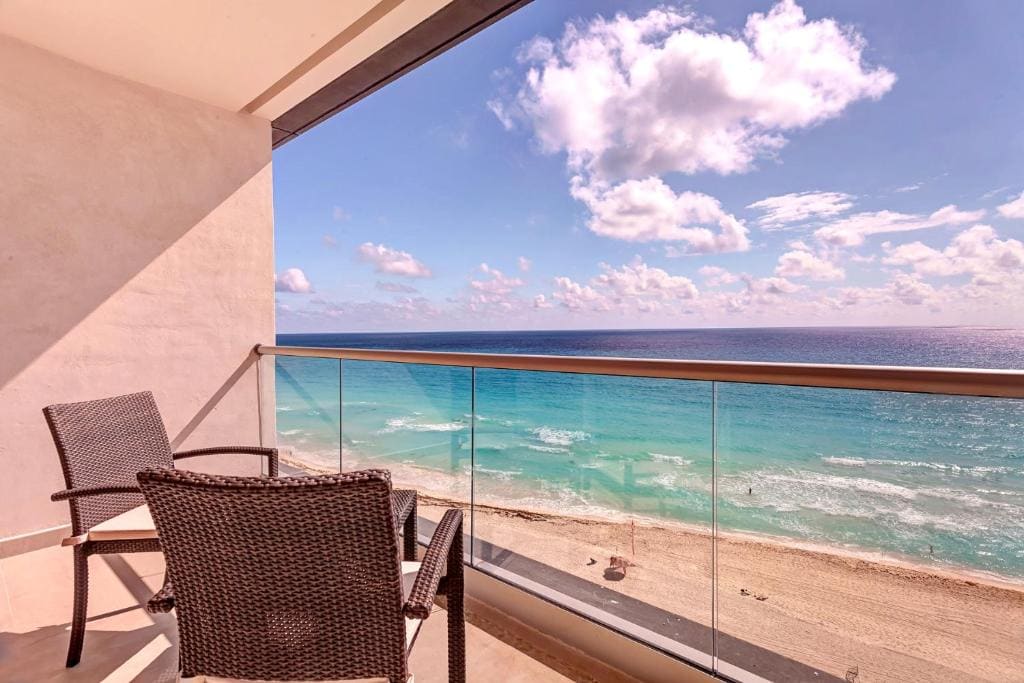 Luxury Junior Suite Ocean Front Diamond Club room - Image 3