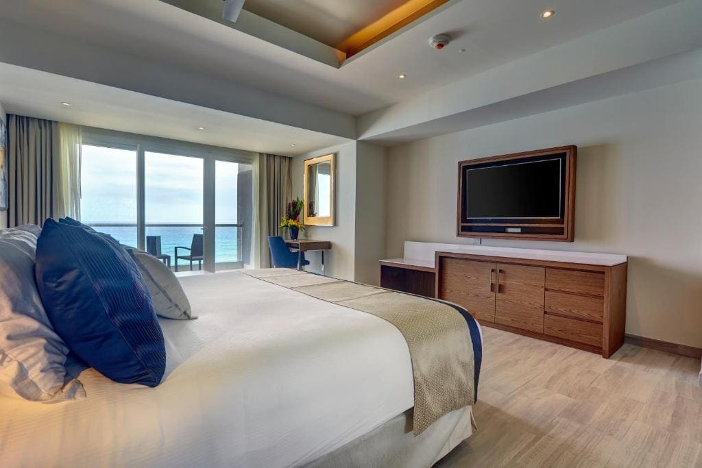 Luxury Junior Suite Ocean Front room - Image 2