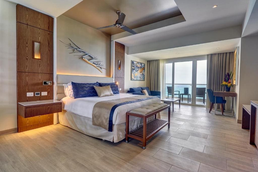 Luxury Junior Suite Ocean Front room - Image 3
