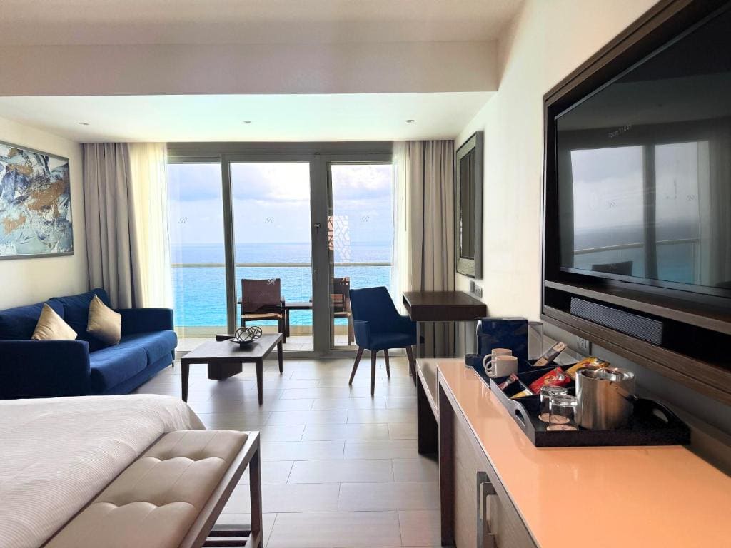 Luxury Junior Suite Ocean Front room - Image 1