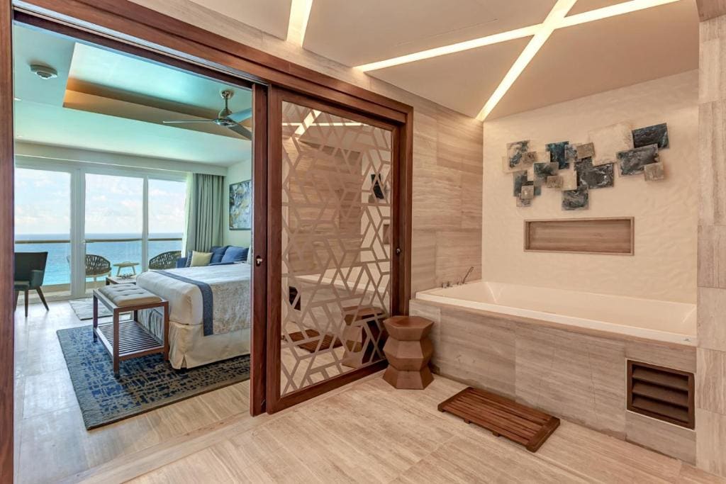 Luxury Presidential Ocean Front One Bedroom Suite Diamond Club room - Image 3
