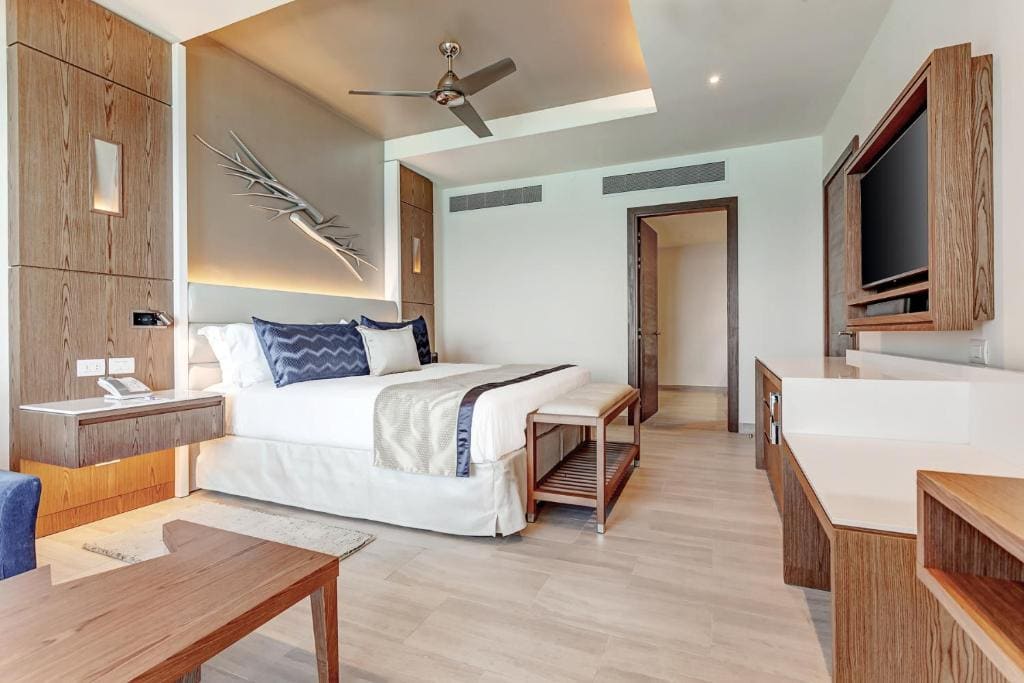 Luxury Presidential One Bedroom Suite Sunset View Diamond Club room - Image 3