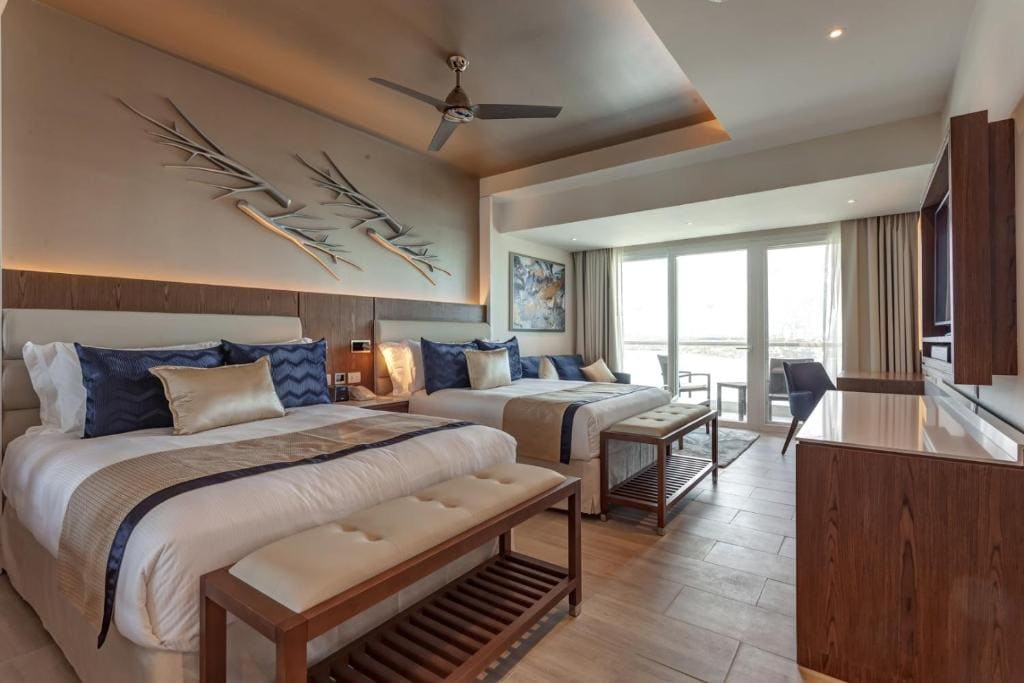 Luxury Presidential Two Bedroom Sunset View Suite Diamond Club room - Image 2