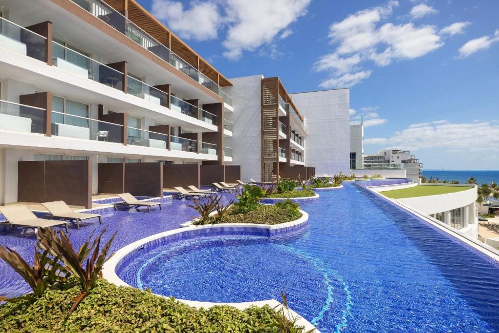 Luxury Junior Suite Ocean Front Swim Out Diamond Club room - Image 3