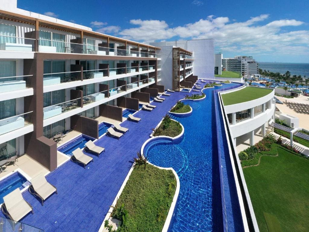 Luxury Junior Suite Ocean Front Swim Out Diamond Club room - Image 1