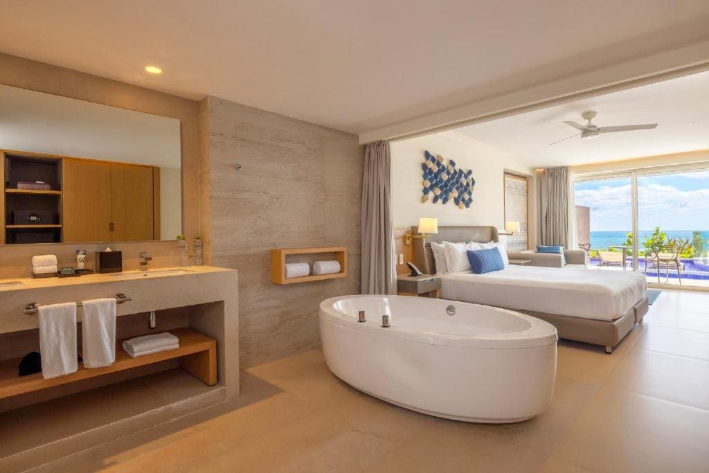 Luxury Junior Suite Ocean Front Swim Out Diamond Club room - Image 2