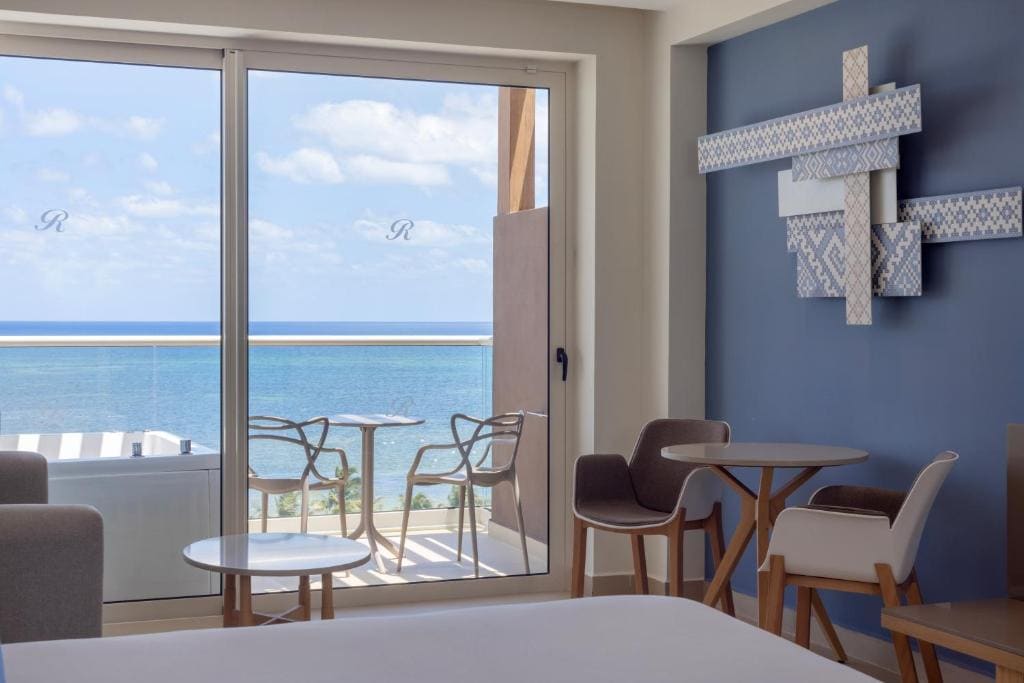 Luxury Junior Suite Ocean Front Terrace Jacuzzi room - Image 2