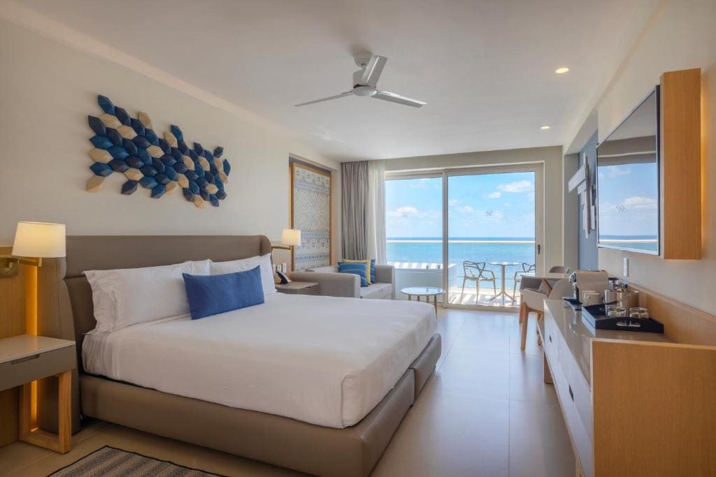 Luxury Junior Suite Ocean Front Terrace Jacuzzi room - Image 1