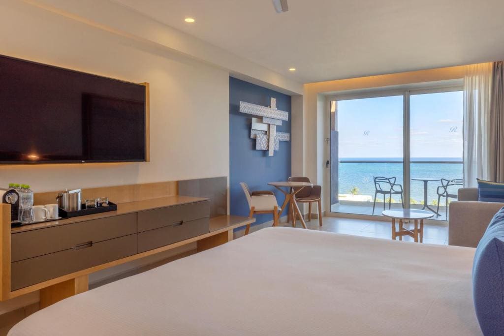Luxury Junior Suite Ocean Front room - Image 3