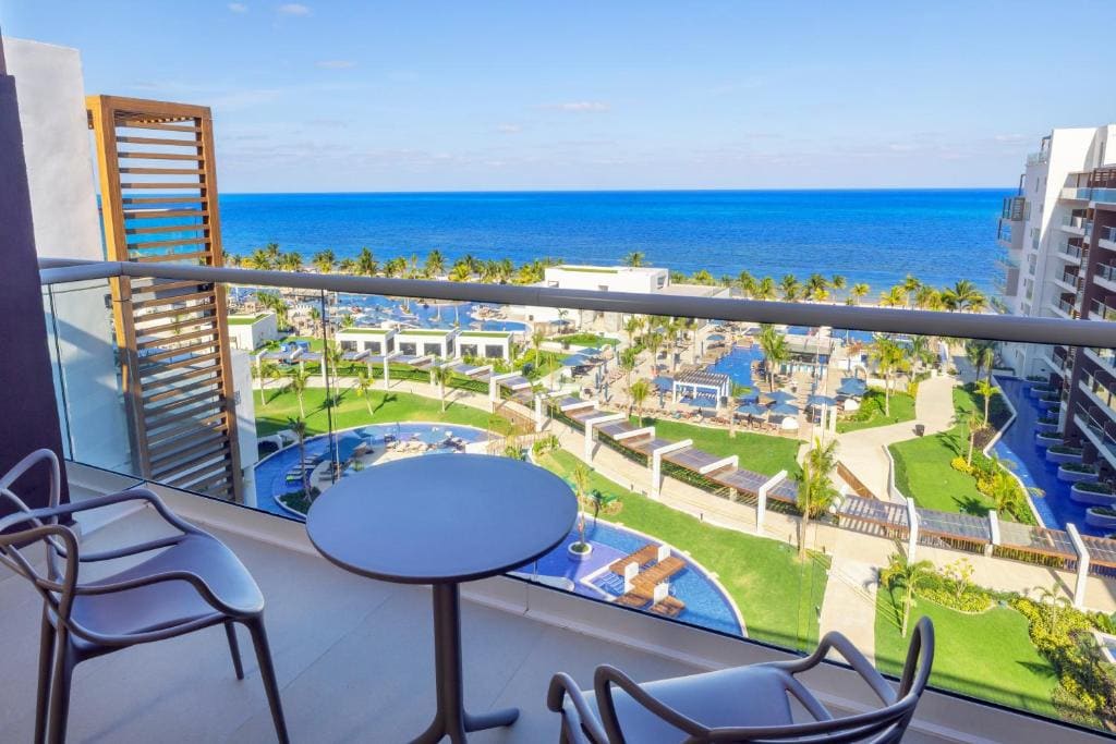 Luxury Junior Suite Ocean Front room - Image 2