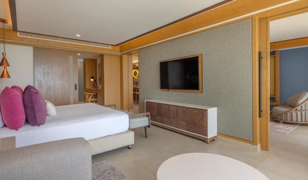 Luxury Junior Suite Ocean Front room - Image 1