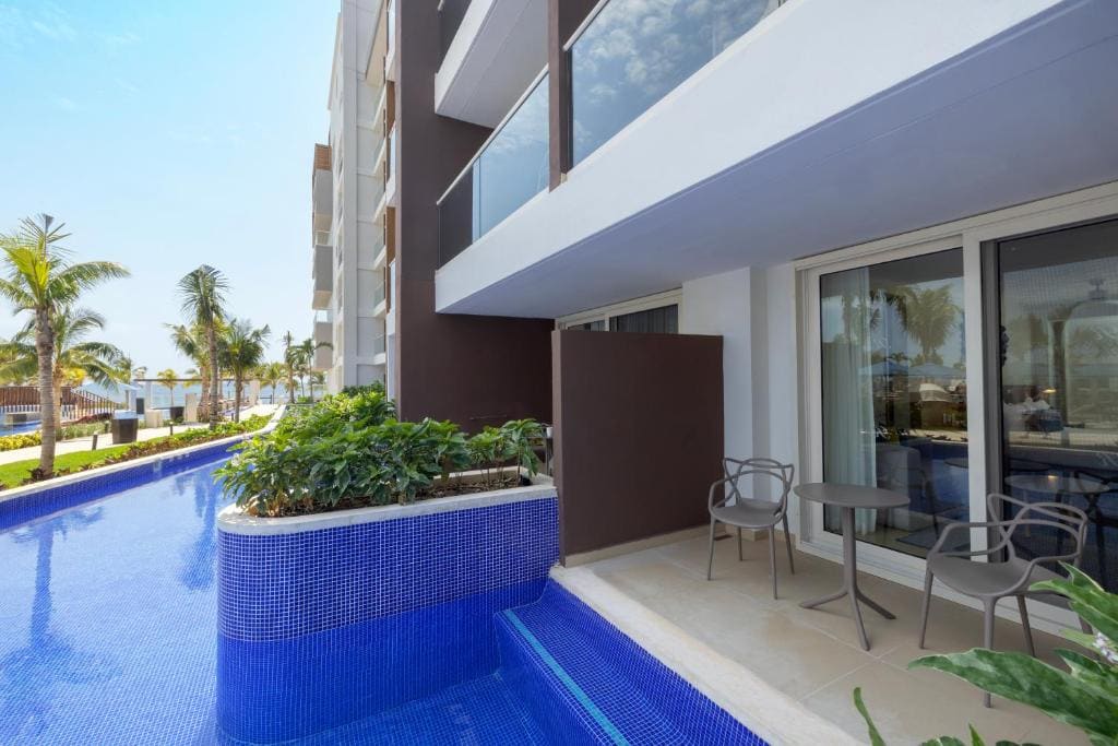 Luxury Junior Suite Swim Out room - Image 3