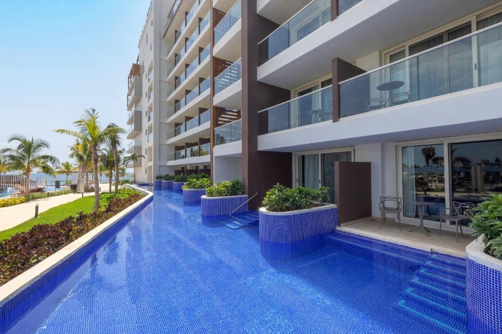 Luxury Junior Suite Swim Out room - Image 2
