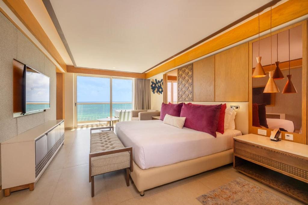 Luxury Presidential Ocean Front One Bedroom Suite Diamond Club room - Image 2