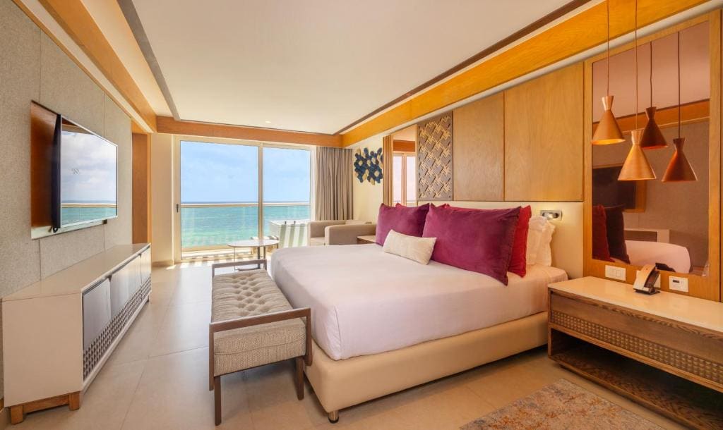 Luxury Presidential Ocean Front One Bedroom Suite Diamond Club room - Image 3