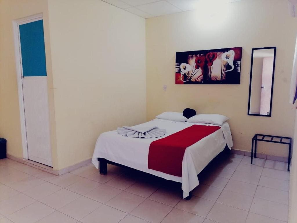 Single Room with Bathroom room - Image 3