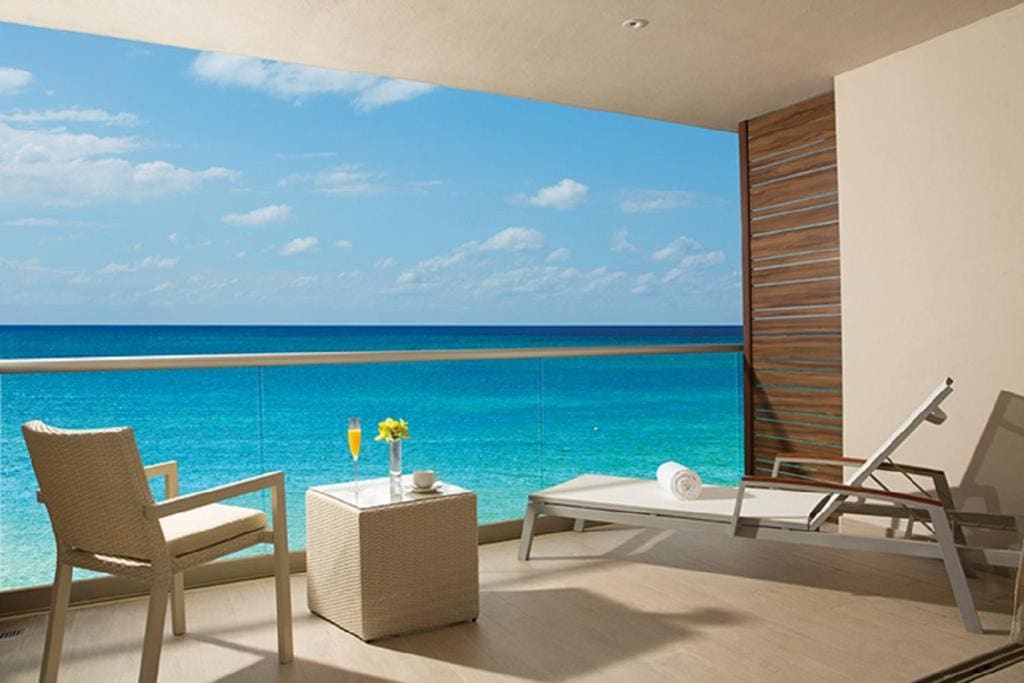 Preferred Club Junior Suite Ocean Front King room - Image 1