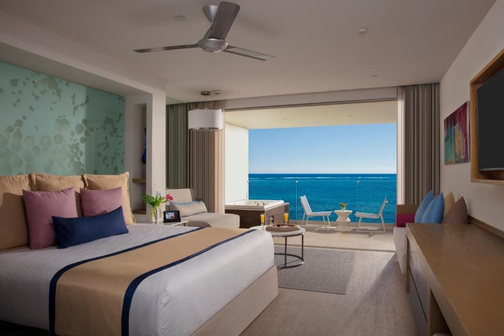 Preferred Club Junior Suite Ocean Front King room - Image 2