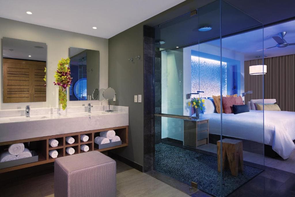 Preferred Club Junior Suite Ocean View King room - Image 1