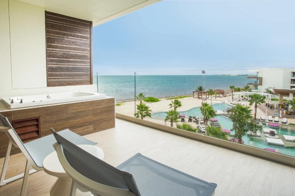 Preferred Club Junior Suite Ocean View King room - Image 3