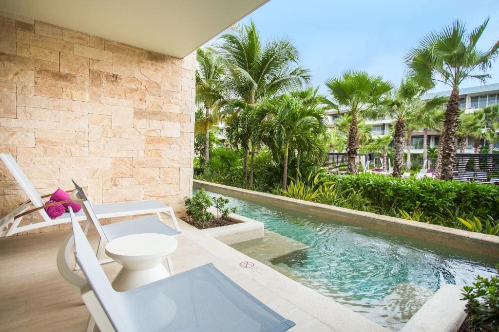 Preferred Club Junior Suite Swimout Tropical View King room - Image 1
