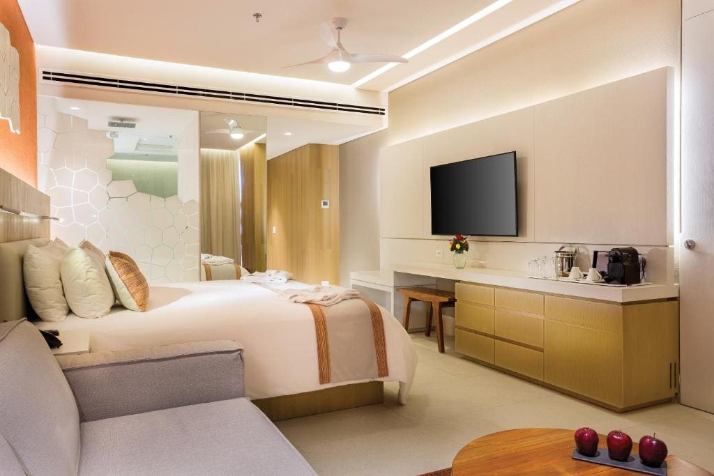 Deluxe Ocean View King room - Image 2