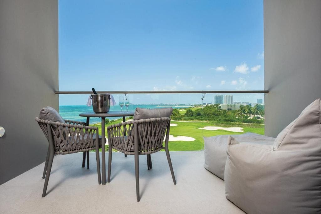 Deluxe Ocean View King room - Image 1