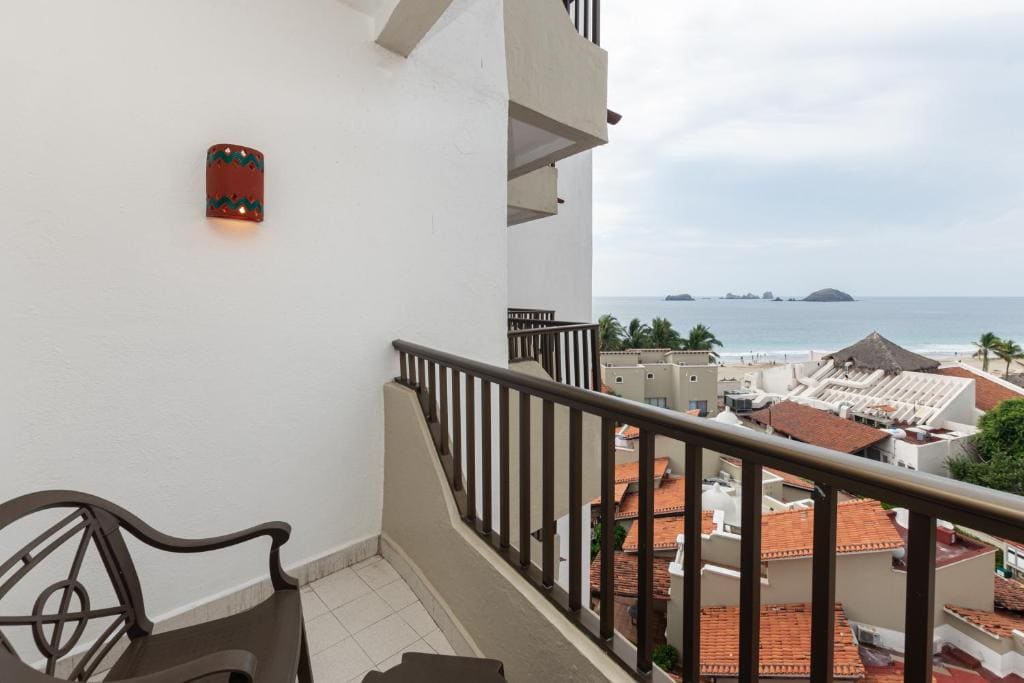 Deluxe King or Double Room with Partial Ocean View room - Image 2