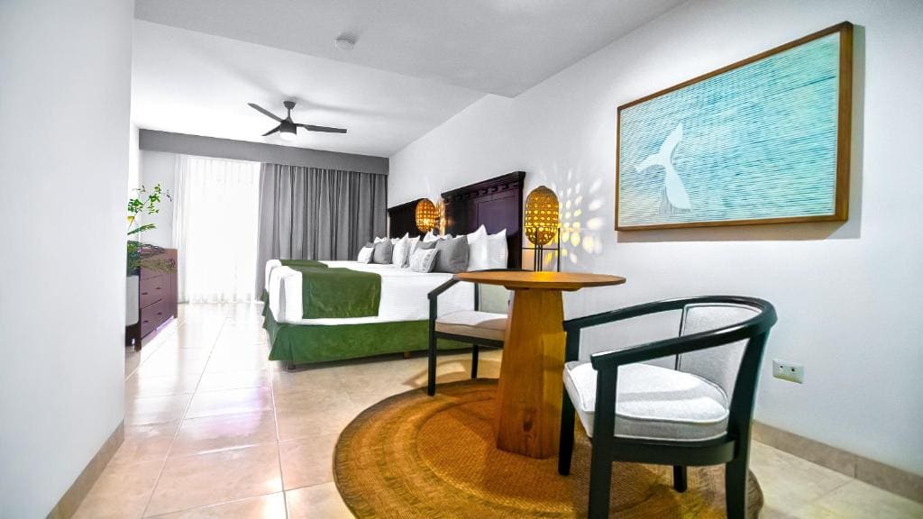 Deluxe Junior Suite room - Image 1