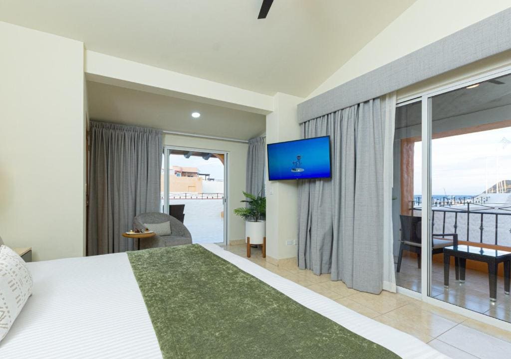 Superior Suite with Sea View room - Image 3