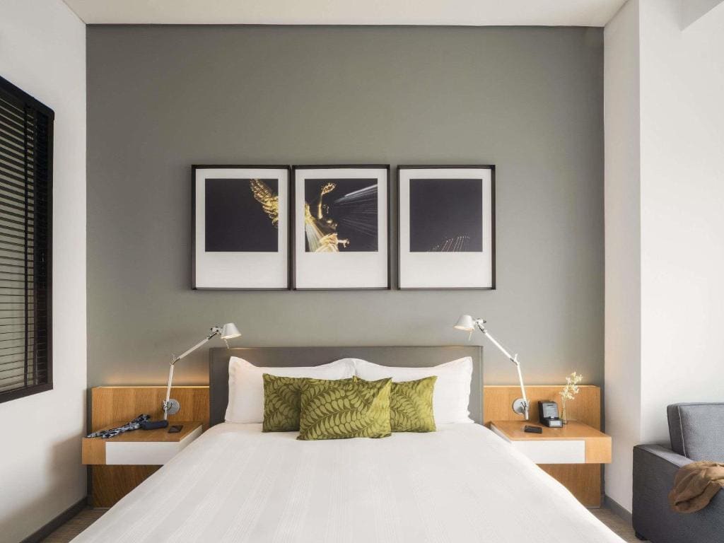 Classic Room with One King Bed and View room - Image 3