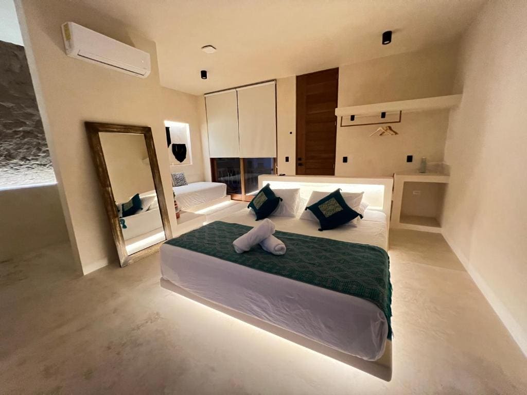 Deluxe King Suite room - Image 1
