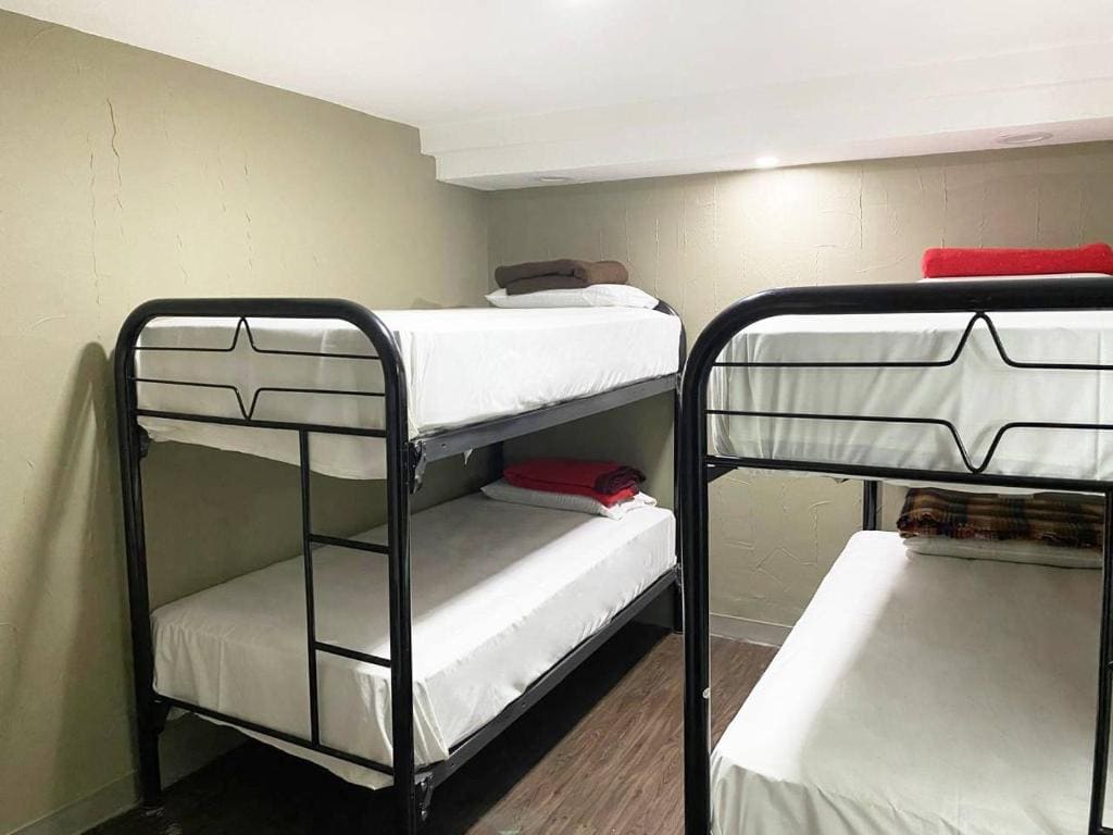 Economy Quadruple Room room - Image 3