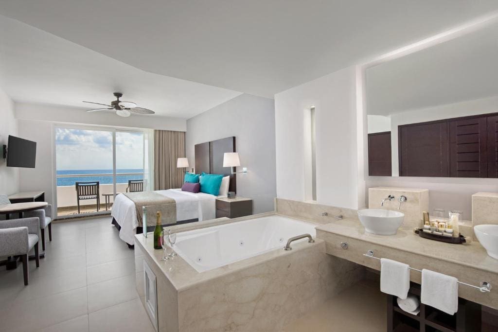 Platinum One-Bedroom Suite with Jacuzzi room - Image 2