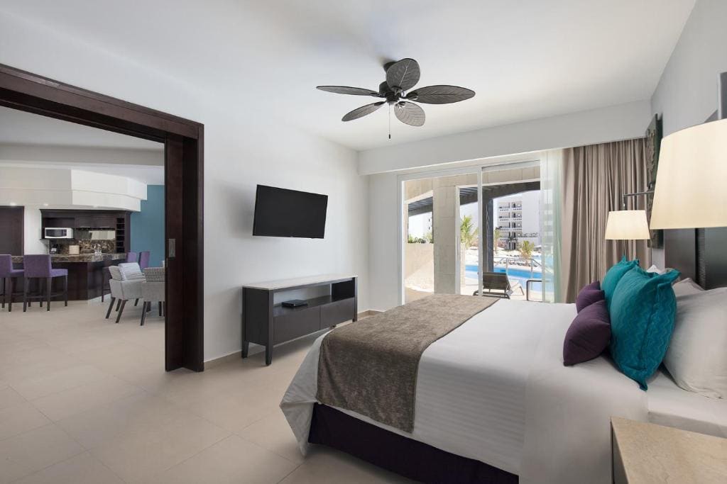 Platinum One-Bedroom Suite with Jacuzzi room - Image 1