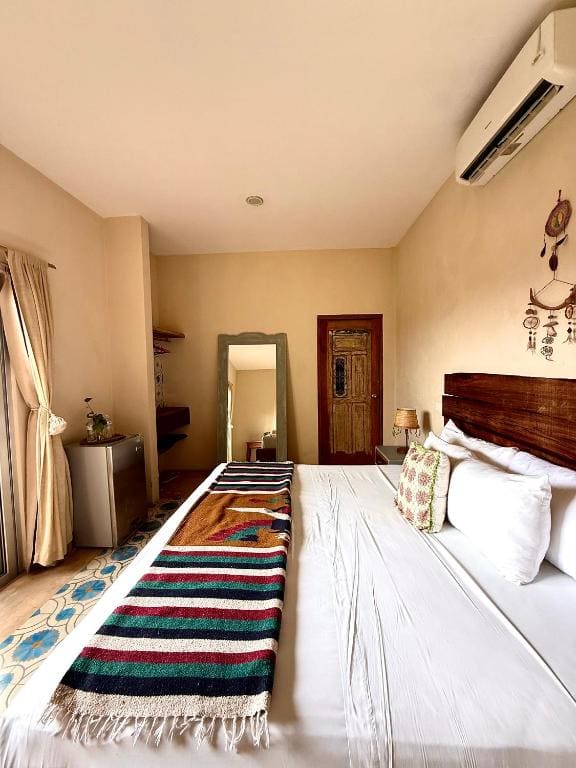 Premium King with Balcony room - Image 3