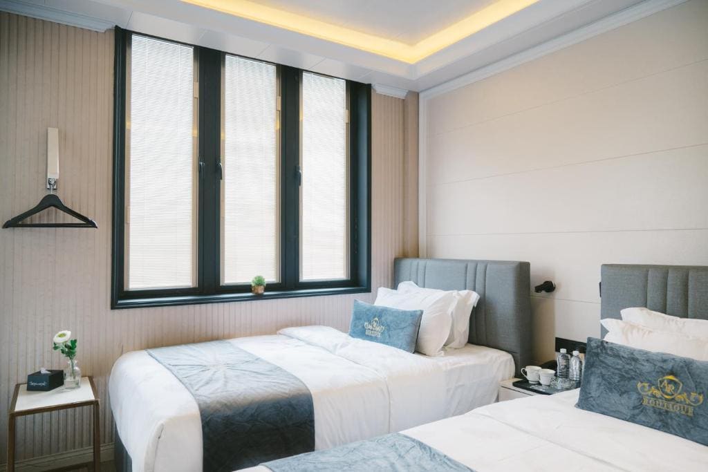 Twin Room with Balcony room - Image 2
